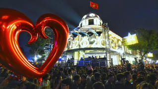Hàng vạn người quanh Hồ Gươm “nín thở” chờ khoảnh khắc đầu năm mới 2020
