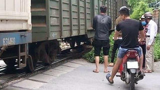 Sản phụ vừa sinh con bất ngờ lao vào đoàn tàu tự tử