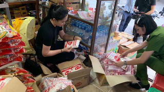 Phát hiện 1,4 tấn mỳ chính giả, tạm giữ 6 đối tượng 