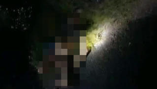 Truy tìm tài xế lái ô tô tông chết 2 vợ chồng đứng mặc áo mưa bên đường