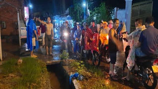 Một người rơi xuống cống bị cuốn mất tích trong cơn mưa lớn