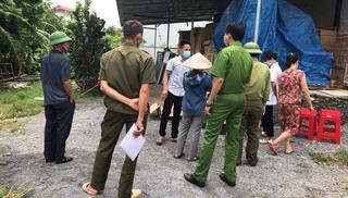 Phát hiện thi thể cháu bé bị vứt bỏ trong túi nilon