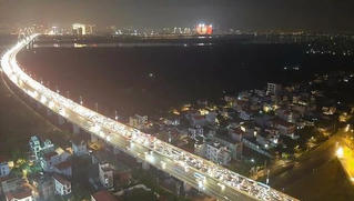 12 ô tô đâm liên hoàn trên cầu Nhật Tân, giao thông “tê liệt“