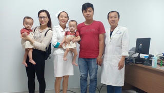 Song Nhi trở lại tái khám, 'đua xe' vui vẻ và mừng hết cỡ khi gặp lại các y bác sĩ