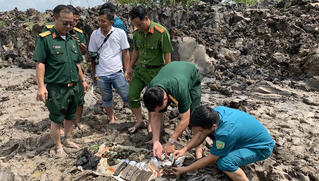 Phát hiện hàng trăm viên đạn cùng 1 khẩu súng quân dụng khi đào đất cải tạo vườn