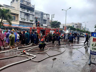 Hai vụ cháy nhà trong cơn bão số 12