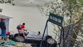  Ô tô 7 chỗ mất lái lao xuống hồ ở Hà Nội 