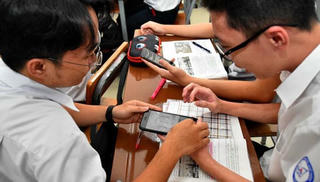 Chính phủ yêu cầu hướng dẫn học sinh dùng điện thoại
