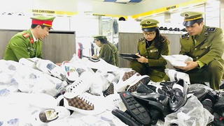 Thu giữ hơn 5.000 sản phẩm giả thương hiệu nổi tiếng tại hệ thống cửa hàng thời trang AE Shop Việt Nam