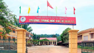 Tạm đình chỉ nữ giáo viên để lộ hình ảnh 'nóng' trong buổi tập huấn online 