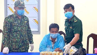 Tạm giữ người chở 2,2 kg kim loại màu vàng từ Việt Nam sang Campuchia 