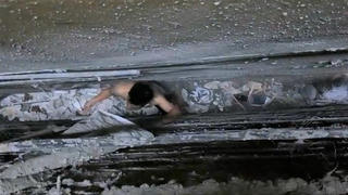 Bất ngờ nguyên nhân nam thanh niên bị mắc kẹt giữa khe nhà liền kề 