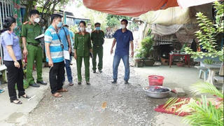 Một phụ nữ đang giặt đồ bị hàng xóm đâm tử vong