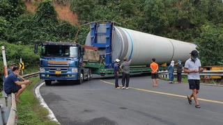 Xe siêu trường chở thiết bị điện gió chắn ngang đèo Phượng Hoàng