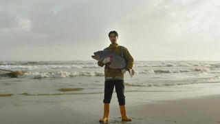 “Mang tiền về cho mẹ”: Áp lực hay động lực cho người trẻ? 