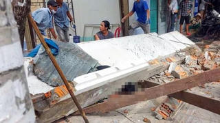 Sập tảng bê tông, 2 người đàn ông ngồi trước cửa nhà gặp nạn