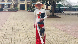 Xôn xao hình ảnh thầy giáo mặc áo dài nữ tham gia cuộc thi ngày 8/3 của cô giáo 