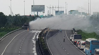 Cháy lan dài trên cao tốc TP HCM - Trung Lương 