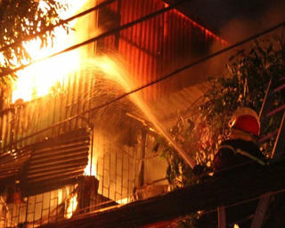 Cháy nhà dân ở Hà Nội, chồng thoát nạn, vợ tử vong