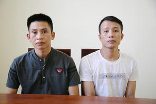 2 thanh niên làm giả CMND để mở tài khoản ngân hàng rồi bán