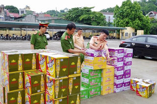Phát hiện vận chuyển trên 700 thùng bia và mì tôm không có hóa đơn, chứng từ