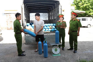 Phát hiện xe ô tô chở 100 bình khí “cười” không rõ nguồn gốc xuất xứ