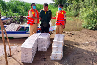 Bắt quả tang đối tượng vận chuyển 3.000 gói thuốc lá lậu bằng đường thủy