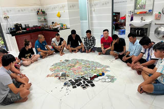 Tạm giữ 14 người trong vụ đánh bạc với số tiền hơn 370 triệu đồng