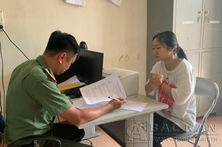 Công an làm việc với nữ “thầy bói online” 19 tuổi 