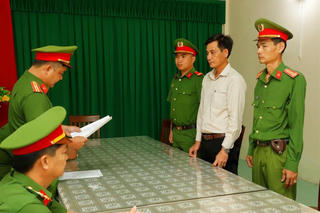 Bắt tạm giam Phó Chủ tịch UBND thị trấn Vĩnh Viễn (Hậu Giang)