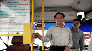 Từ 6/10, Hà Nội thí điểm dùng vé tháng điện tử xe bus