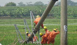 Sửa đường điện sau bão một người đàn ông tử vong