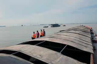  Tạm giữ tàu chở 500 tấn than không rõ nguồn gốc
