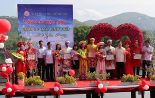 Trao “khóa tình yêu” cho 5 đôi uyên ương tại điểm du lịch sinh thái hồ Yên Trung