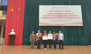 Hai học sinh Hải Phòng giàu nghị lực được Bộ trưởng Bộ GD&ĐT khen tặng