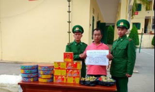 Bắt giữ đối tượng vận chuyển pháo trái phép qua biên giới