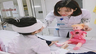 Bé gái 6 tuổi bị chó cắn nát mặt