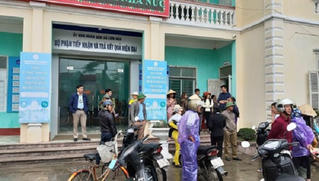 Về làng lừa tiền hàng chục dân nghèo bằng trò 'chỉ tặng không bán'