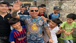 “Giang hồ” đóng phim, làm từ thiện: Phần nổi màu mè nhằm che đậy những góc chìm đen tối?