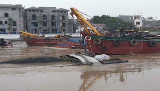 Hải Phòng: Khẩn trương trục vớt sà lan chở hàng bị đắm trên sông Tam Bạc