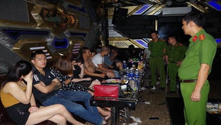 Bắt quả tang 37 đối tượng nam, nữ đang 'bay lắc' trong quán karaoke