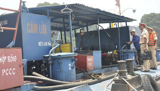 Bắt giữ tàu vận chuyển dầu diezel không rõ nguồn gốc