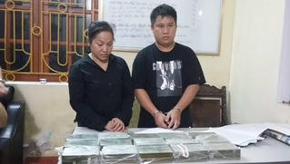 Bắt quả tang hai mẹ con vận chuyển 30 bánh heroin