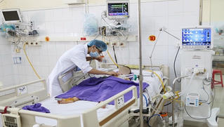 Bé trai 4 tuổi bị gỗ đè đứt phế quản được cứu sống tại Quảng Ninh