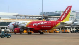 VietJet Air kiếm hàng nghìn tỷ đồng từ mỳ tôm, gấu bông, quà lưu niệm