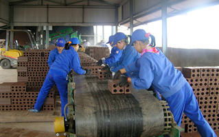 Bị cuốn vào máy khi đang làm việc, nữ công nhân tử vong