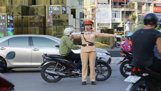 'Bóng hồng giao thông' thu hút du khách đến Hạ Long