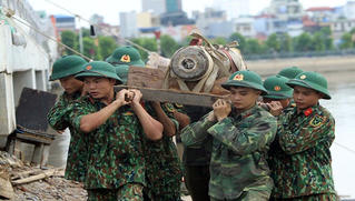Di dời thành công quả bom nặng 1 tạ rời khỏi sông Tam Bạc