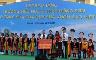 Chủ tịch Quốc hội Nguyễn Thị Kim Ngân dự Lễ trao tặng trường Tiểu học và THCS Đồng Sơn tại Quảng Ninh.