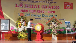 Trưởng ban Tuyên giáo Trung ương Võ Văn Thưởng đánh trống khai giảng tại Hải Phòng